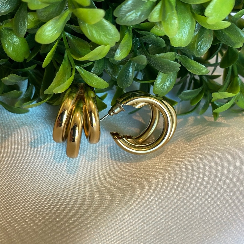 Hoop earrings in gold